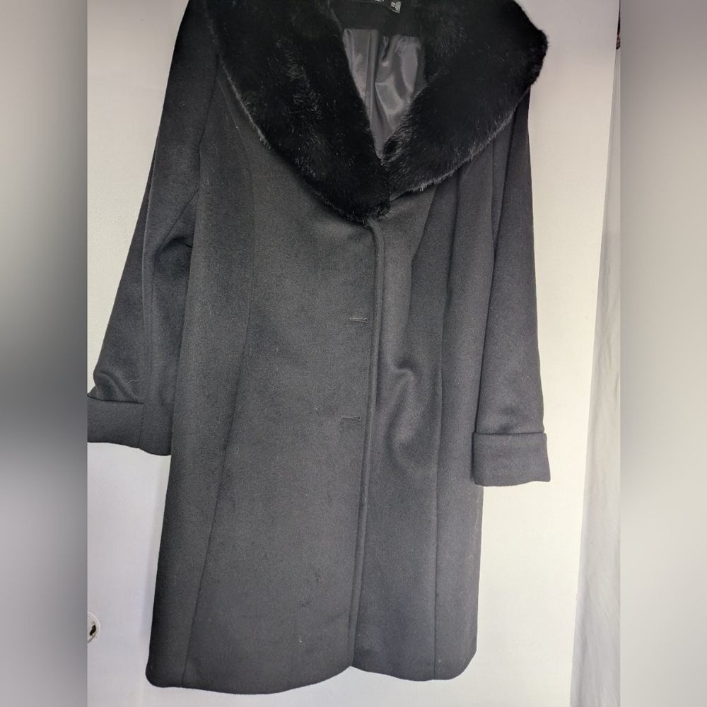 Elegant Black Coat with Faux Fur Collar - Picture 4 of 10